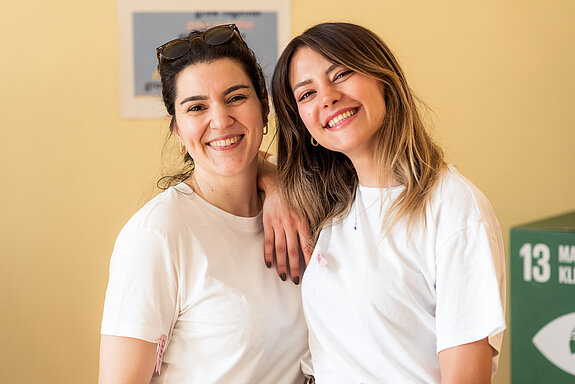 Zwei Frauen bei dem Frankfurter Event Vielfaltsfreundin (interkulturelle Frauencommunity, Foto von Paulo Sacramento)